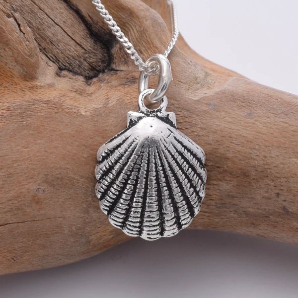 Silver Scallop Shell Pendant P455